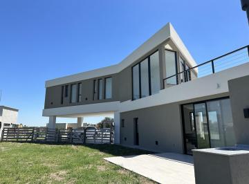 Casa · 180m² · 5 Ambientes · 4 Cocheras · Venta Casa a Estrenar San Sebastian Area 11 con Vista a La Laguna