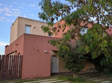 Casa · 100m² · 4 Ambientes · Casa Venta, 3 Dorm / 2 B, Disponible Para Entrega Inmediata.