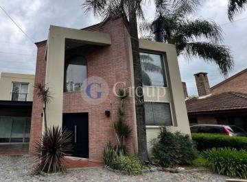 Casa · 200m² · 5 Ambientes · 1 Cochera · Casa Chalet en Venta en Champagnat, Pilar, G. B. a. Zona Norte