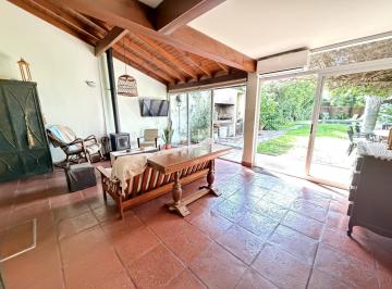 Casa · 226m² · 6 Ambientes · 1 Cochera · Espectacular Casa con Gran Piscina y Jardin!