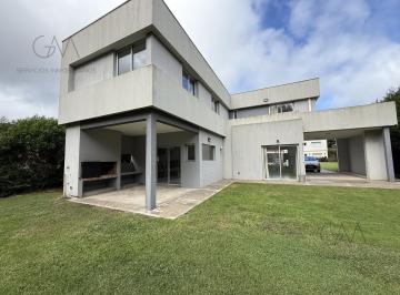 Casa · 220m² · 4 Ambientes · 1 Cochera · Casa en Alquiler en Rumencó