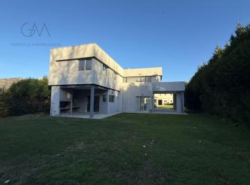 Casa · 220m² · 4 Ambientes · 1 Cochera · Casa en Alquiler en Rumencó