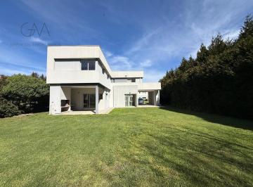 Casa · 220m² · 4 Ambientes · 1 Cochera · Casa en Alquiler en Rumencó