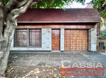 Casa · 140m² · 4 Ambientes · 1 Cochera · Casa Lote Propio 4 Ambientes con Garage, Patio, Quincho y Fondo