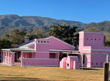 Casa · 340m² · 5 Ambientes · Casa en Raco
