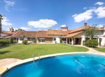 Casa · 450m² · 6 Ambientes · 5 Cocheras · Venta Imponente Casa, Triple Lote, Pileta Quincho Cocheras en Castelar