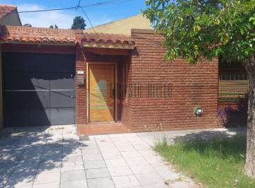Casa · 212m² · 4 Ambientes · A. Venta Casa Tres Ambientes Gran Terreno con Casa Pequeña Atras - Bernal Oeste