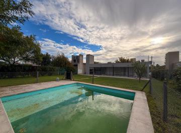 Casa · 70m² · 3 Ambientes · 1 Cochera · Casa de 2 Dorm. con Pileta y Radiadores en Las Acequias Roldan