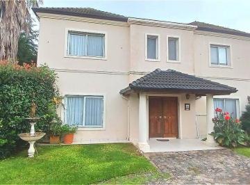 Casa · 211m² · 5 Ambientes · 2 Cocheras · Casa en Venta en Barrio Privado Campo Grande, Pilar.