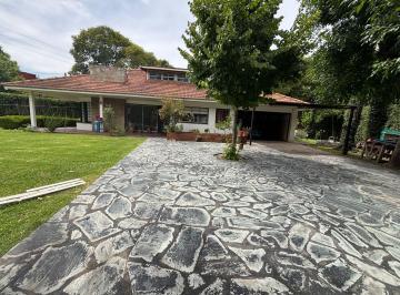 Casa · 197m² · 5 Ambientes · 2 Cocheras · Casa en Venta de 4 Habitaciones en Villa Elisa