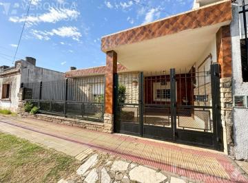 Casa · 86m² · 4 Ambientes · 1 Cochera · Casa Venta en Moron Sur 4 Ambientes 3 Dorm.