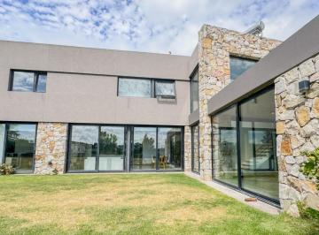 Casa · 866m² · 5 Ambientes · 3 Cocheras · Casa en Arenas del Sur