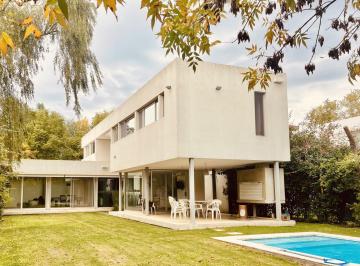 Casa · 160m² · 5 Ambientes · 3 Cocheras · Casa Venta/alquiler en El Quimilar 467 E/ 9 y 10