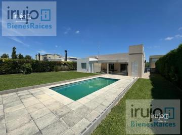 Casa · 130m² · 4 Ambientes · 3 Cocheras · Casa en Venta en Barrio La Horqueta de Echeverría - Canning