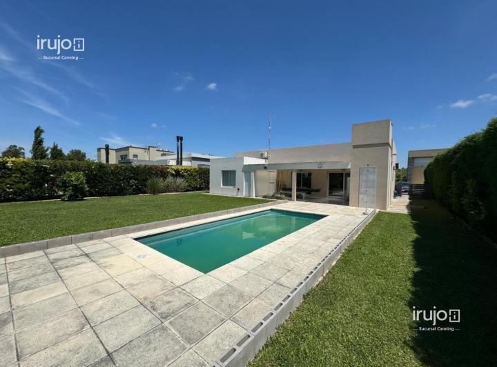 Casa · 130m² · 4 Ambientes · 3 Cocheras