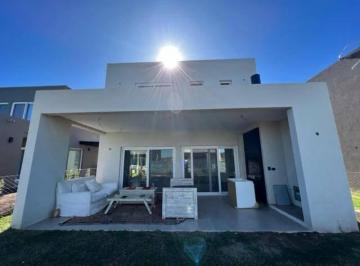 Casa · 130m² · 5 Ambientes · 2 Cocheras · Casa en Venta en El Aljibe, Manzanares