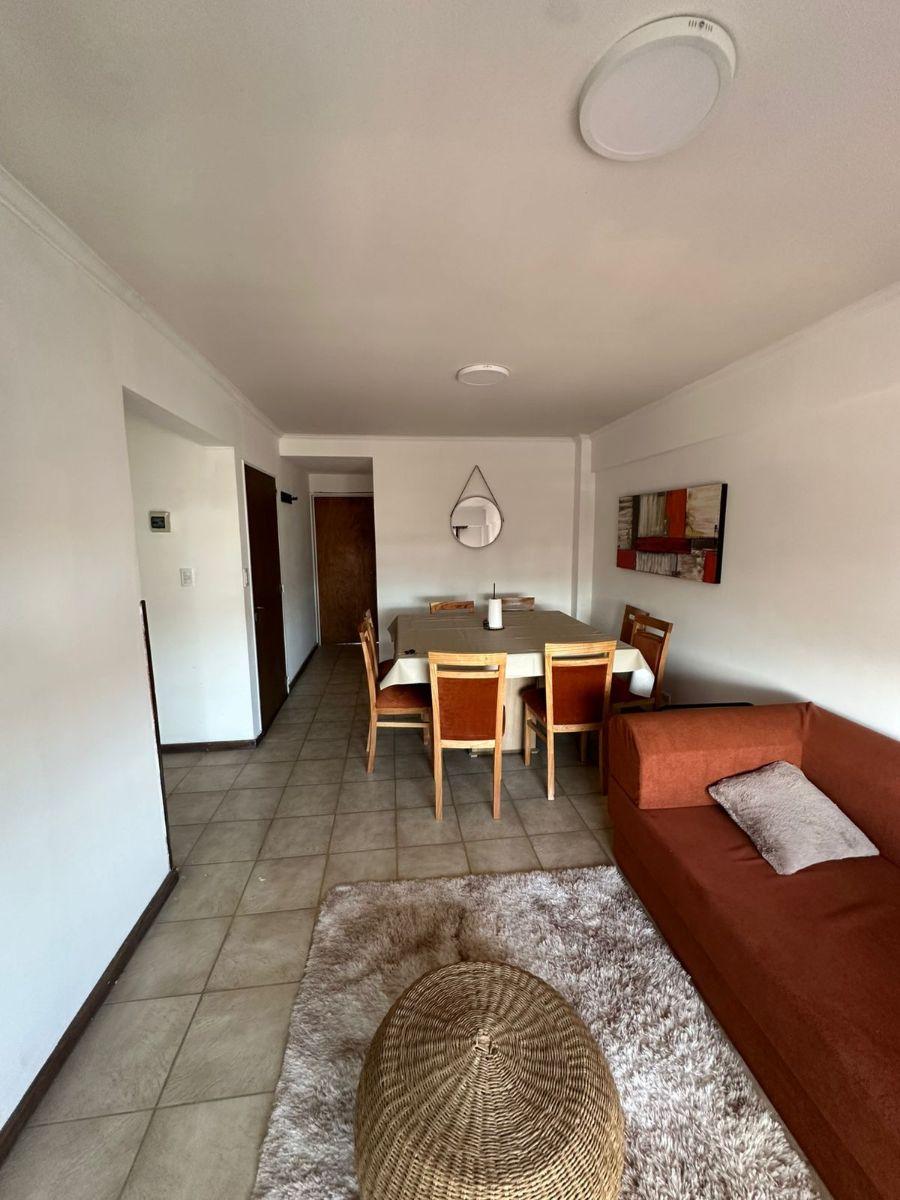 Depto. 2 ambientes. Al frente con 2 balcones salientes — Derqui