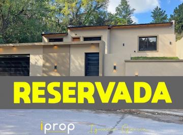 Casa · 145m² · 4 Ambientes · 1 Cochera · Espectacular Casa a Estrenar! en La Mejor Zona de Villa Giardino! Todos Los Servicios!