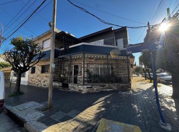 Casa · 220m² · 3 Ambientes · Casa 3amb C/ Patio Interno Parrilla y Depto 2amb Venta Conjunto Excelente Ubi