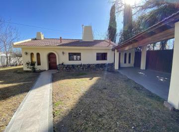 Casa · 405m² · 10 Ambientes · Casa en Alquiler en con 4 Habitaciones y 3 Baños