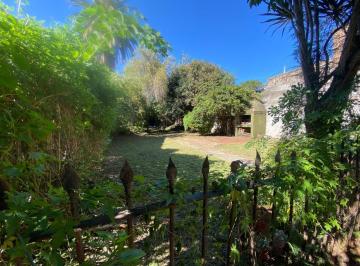 Casa · 244m² · 4 Ambientes · 1 Cochera · Casa en Lanús Este