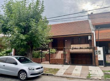 Casa · 297m² · 4 Ambientes · 3 Cocheras · Elegante Chalet, en Excelente Zona de Castelar Norte