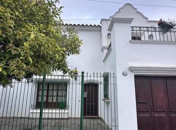 Casa · 300m² · 5 Ambientes · 1 Cochera · Casa en Indalecio Gomez Al 100