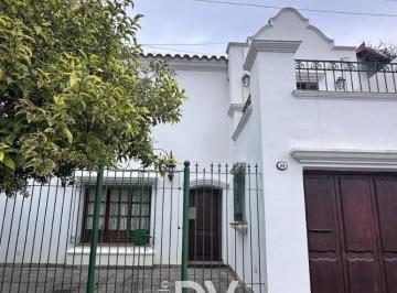 Casa · 300m² · 5 Ambientes · 1 Cochera · Casa en Indalecio Gomez Al 100