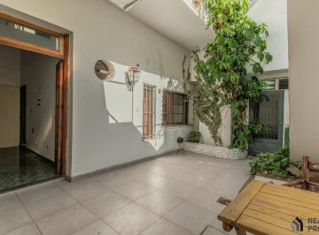 Casa · 169m² · 4 Ambientes · 1 Cochera · Casa a La Venta de 4 Ambientes con Cochera, Patio y Terraza en Monte Castro