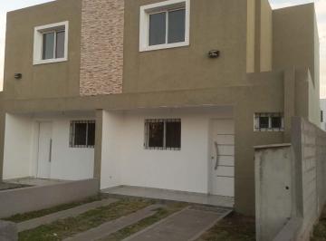 Casa · 85m² · 3 Ambientes · 2 Cocheras · Alquilo Duplex 2 Dorm. Valle Cercano