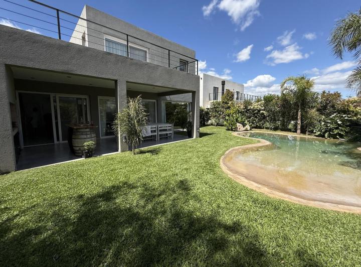 Casa · 550m² · 5 Ambientes · 4 Cocheras