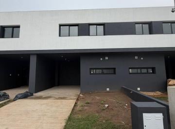 Casa · 120m² · 4 Ambientes · 2 Cocheras · Duplex en Venta 3 Dorm. 3 Baños