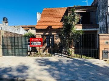 Casa · 157m² · 4 Ambientes · 2 Cocheras · Casa en Lote Propio con Jardin en Venta