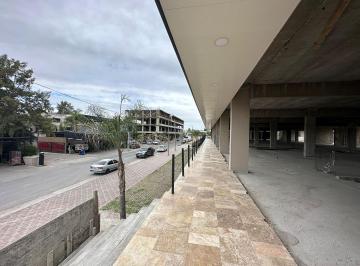 Local comercial · 137m² · 1 Ambiente · Local en Alquiler con Dos Cocheras Frontales