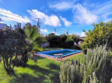 Casa de 7 ambientes, José C Paz · Casa Multifamiliar con Jardín Piscina Quincho Parrilla