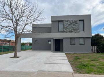 Casa · 245m² · 6 Ambientes · 2 Cocheras · Casa en Venta en Barrio San Matías a La Laguna 4 Dorm. Pileta a Estrenar 3650