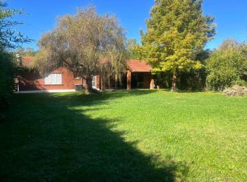 Casa · 800m² · 4 Ambientes · 3 Cocheras · Hermosa Casa en Venta de 4 Amb, Sobre Lote de 800 m²