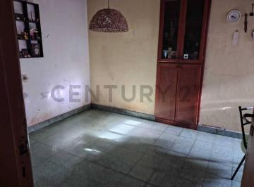 Casa · 90m² · 5 Ambientes · 1 Cochera · Casa en Venta en La Plata Tipo PH Al Frente con Cochera Cubierta a Refaccionar