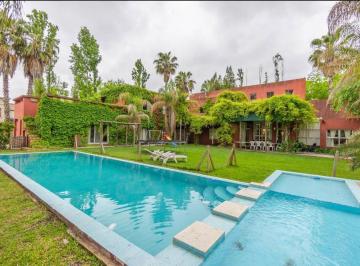 Casa · 376m² · 5 Dormitorios · Casa en Doble Lote