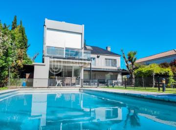 Casa · 840m² · 7 Ambientes · 2 Cocheras · Casa en Venta en Galapagos