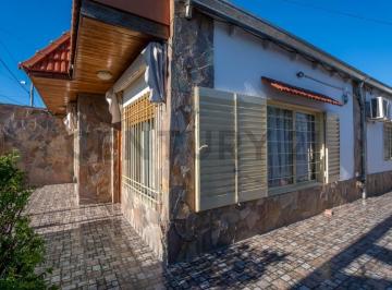 Casa · 77m² · 3 Ambientes · 1 Cochera · Casa en Venta en La Plata de Dos Dorm. - San Carlos