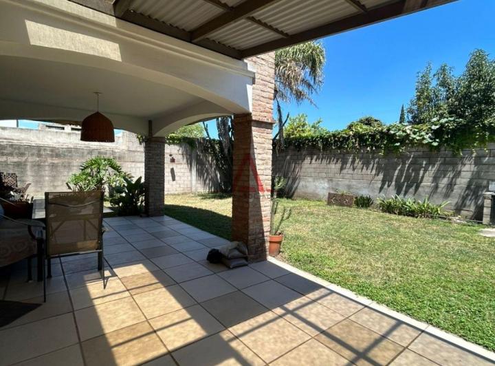 Casa · 180m² · 3 Ambientes · 1 Cochera