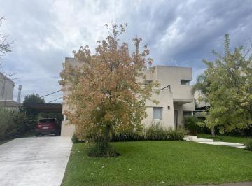 Casa · 199m² · 5 Ambientes · 4 Cocheras · Casa en Los Alisos