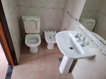 PH de 2 ambientes, Avellaneda · Alquiler PH 2 Piso por Escalera 2 Amb. y Medio, Excelente Estado, Liv. Coc, 1 Dorm. Escritorio. Bño.
