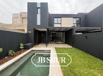 Casa · 179m² · 5 Ambientes · 2 Cocheras · Dúplex en Venta de 3 Dorm. en La Luisita