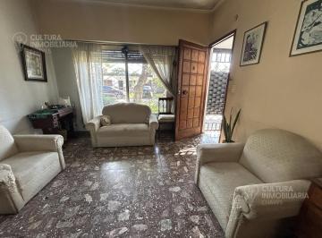 Casa · 187m² · 4 Ambientes · 2 Cocheras · Venta Casa Hurlingham 5 Ambientes Patio y Cochera
