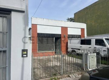 Casa · 95m² · 3 Ambientes · Casa en Venta 63 132 y 133 3 Dorm.. Lote de 374 m.