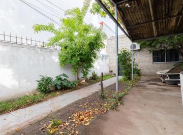 Casa · 69m² · 3 Ambientes · Venta Casa a Refaccionar en Caseros