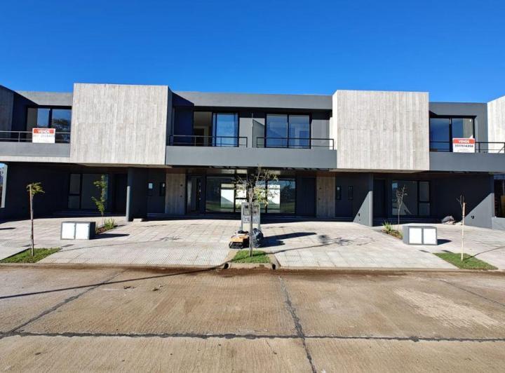 Casa · 176m² · 4 Ambientes · 2 Cocheras