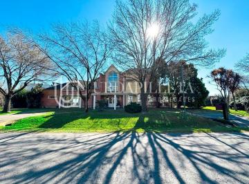 Casa · 328m² · 6 Ambientes · 2 Cocheras · Venta de Casa en Ayres de Pilar